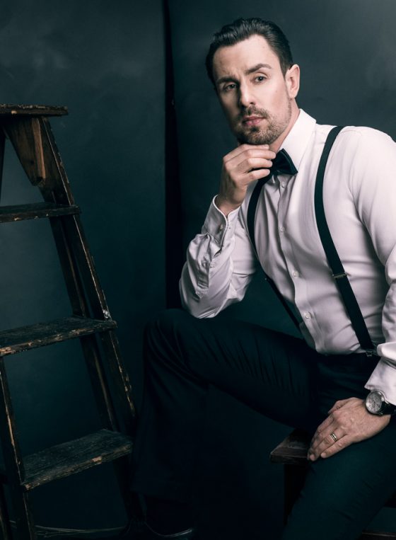 gentleman in a suit mies puvussa