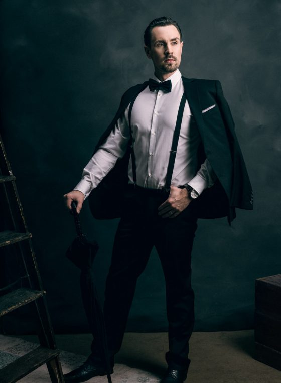 gentleman in a suit mies puvussa